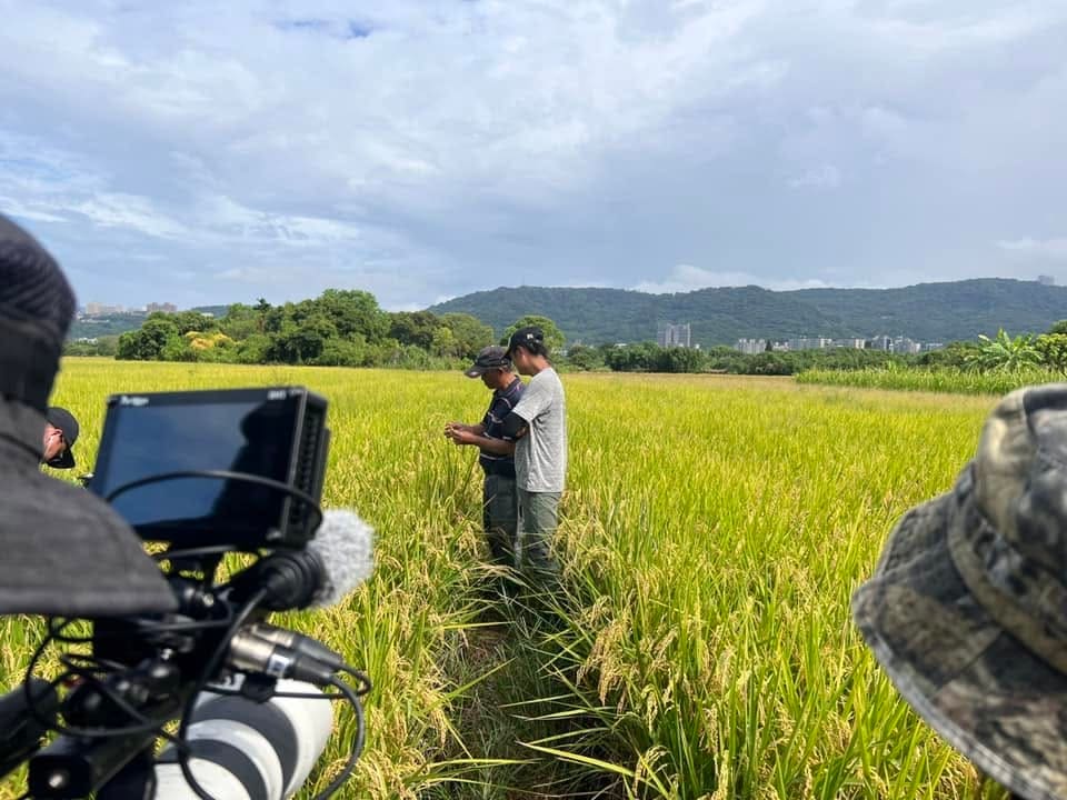 團隊在田野中架設攝影與收音設備