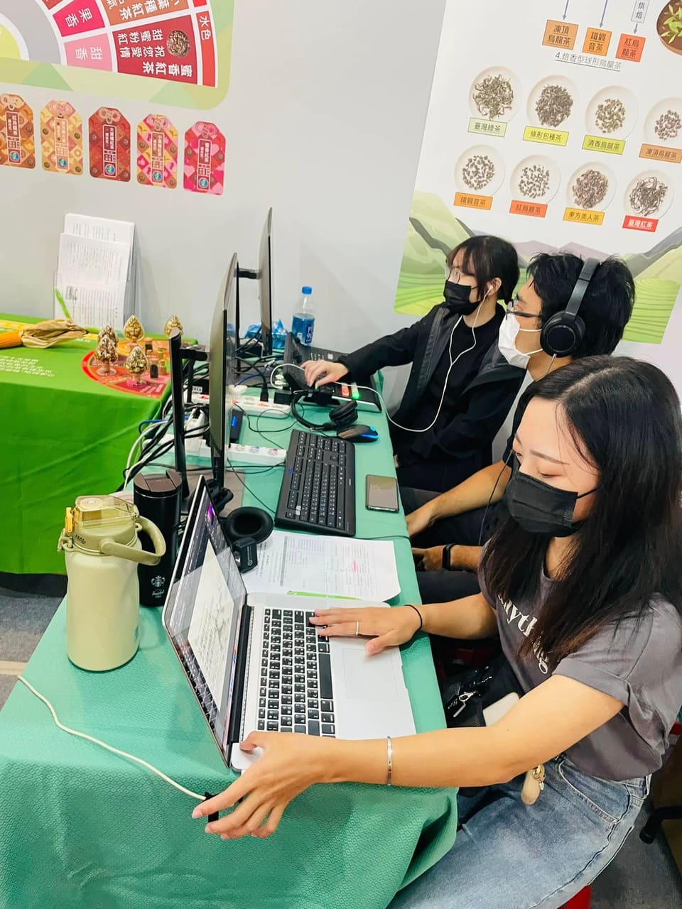 團隊在活動現場操作影像與聲音設備