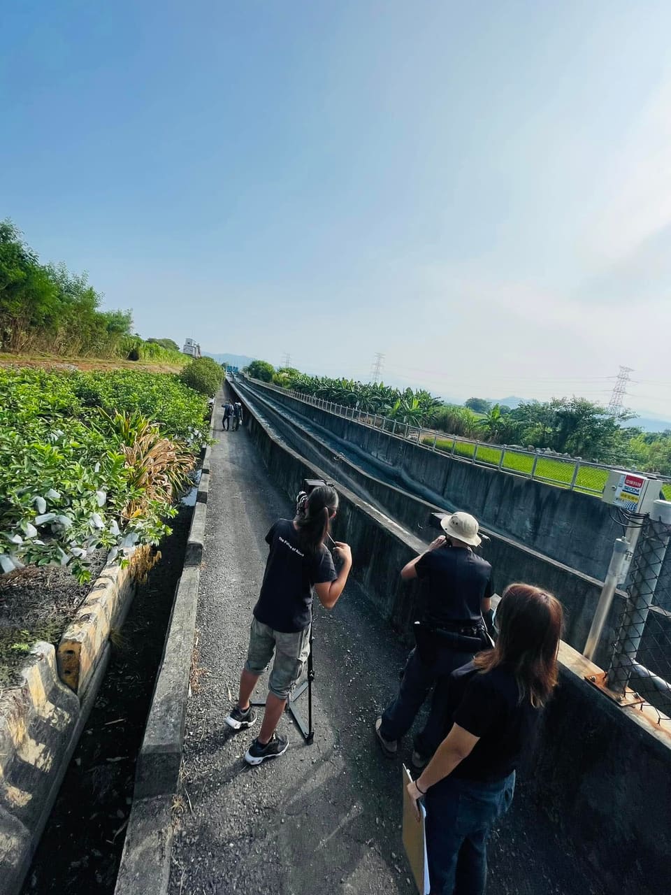 團隊在戶外場域進行勘景與拍攝準備
