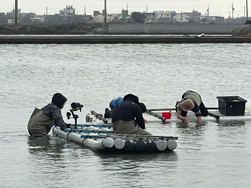 團隊在水域中進行紀錄拍攝