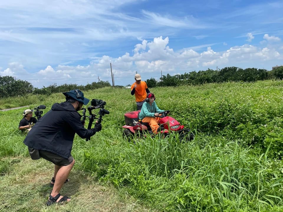 攝影團隊在田野跟拍作業車輛