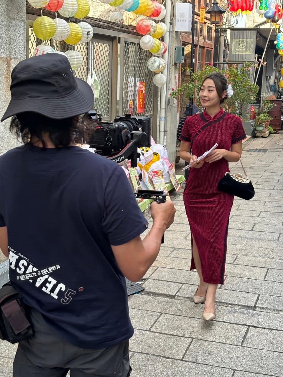 攝影人員在街頭記錄人物