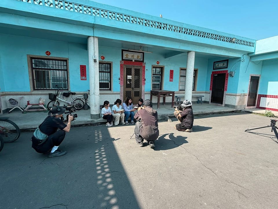 工作團隊在傳統屋舍前進行拍攝