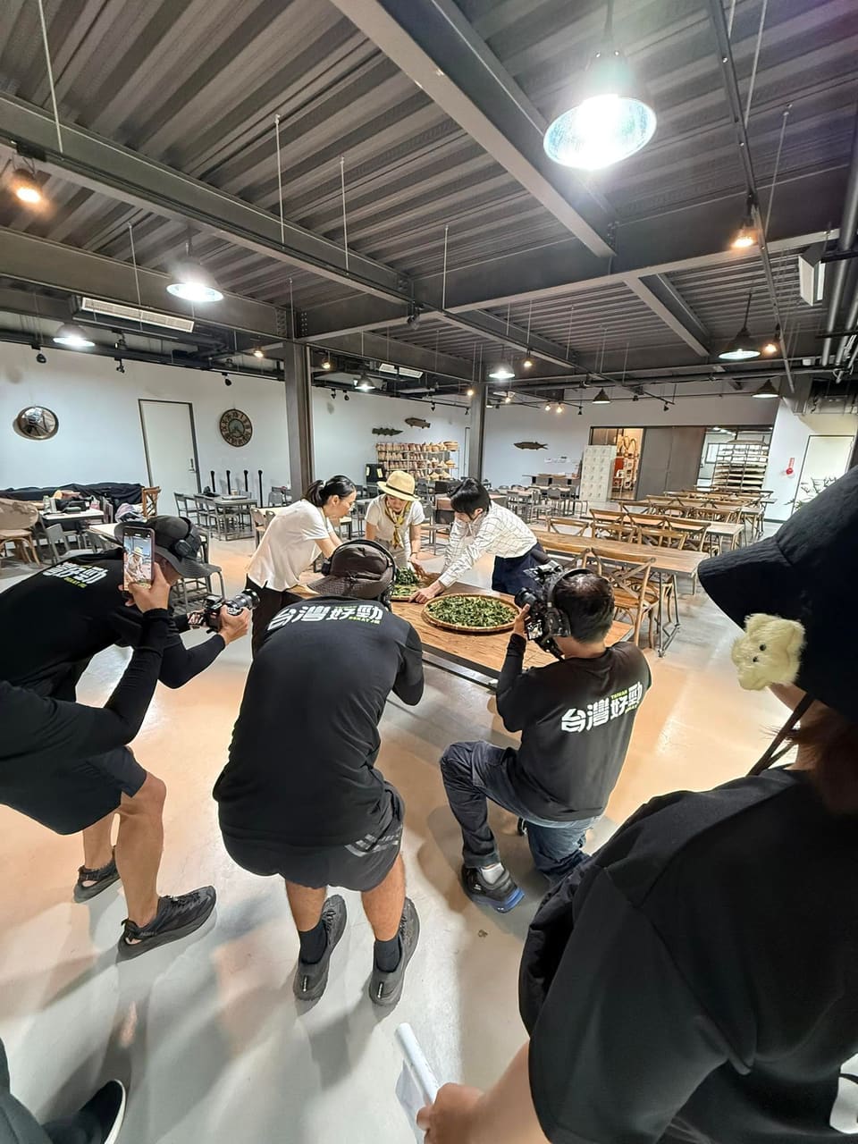 團隊在室內餐桌場景進行節目拍攝
