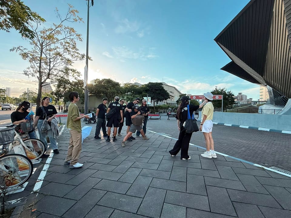 工作團隊在街頭拍攝現場協作