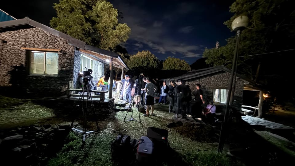 夜間外景拍攝現場的燈光與工作團隊